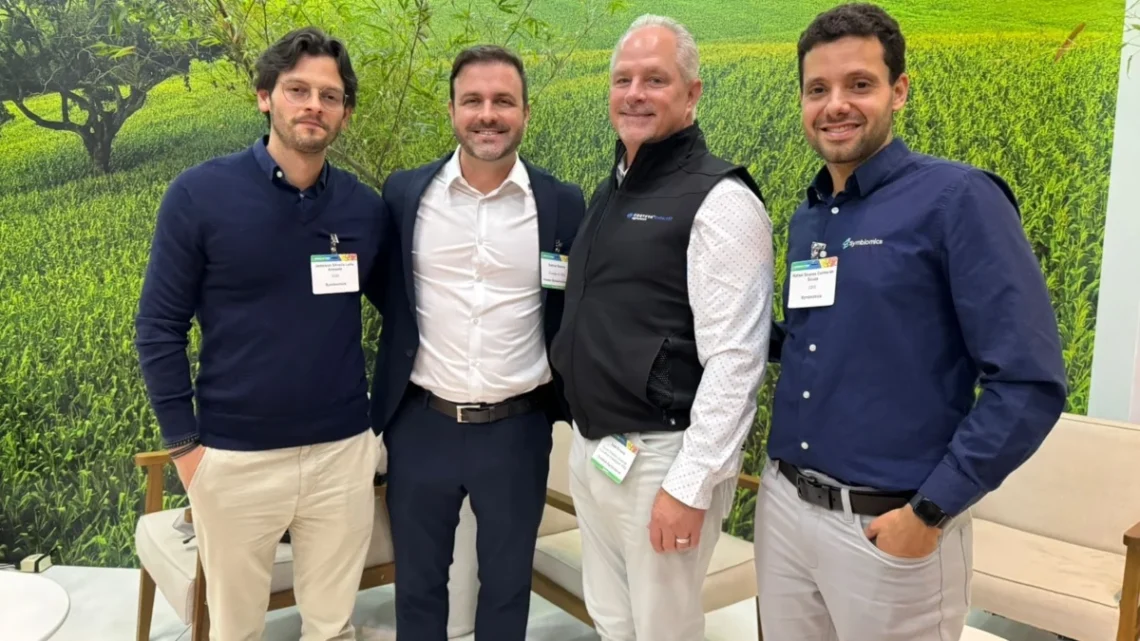 ader Armanhi, cofundador e COO da Symbiomics (esq.), Gabriel Bottos, presidente do conselho da Symbiomics, Tom Greene, Tom Greene, diretor sênior da Corteva e líder global da Corteva Catalys
Divulgação