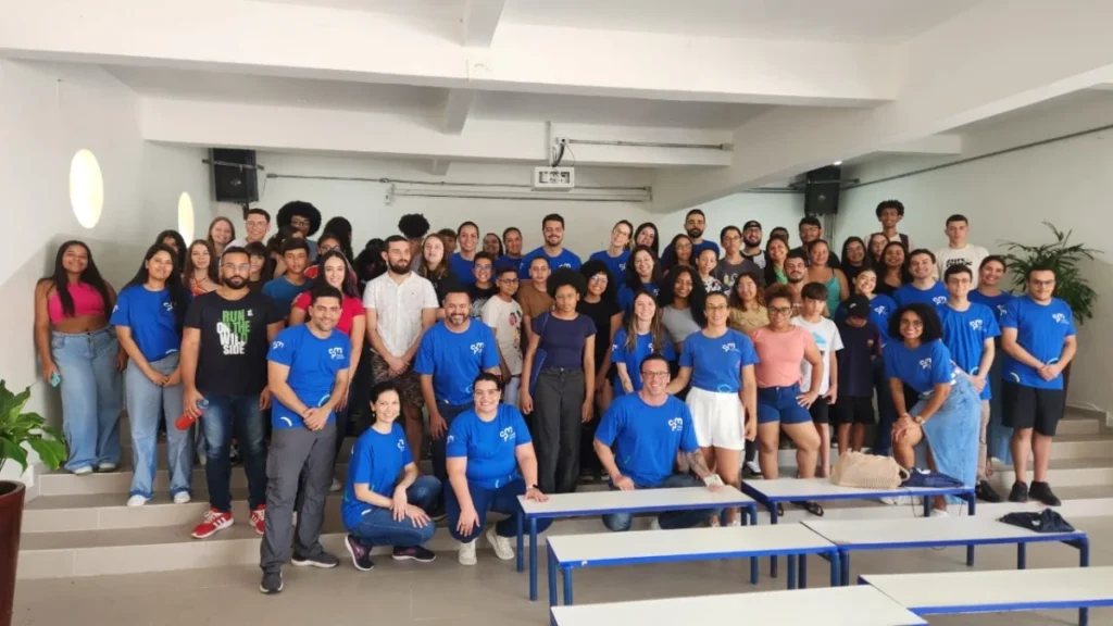 Voluntariado corporativo impulsiona acesso gratuito ao inglês para jovens de escolas públicas e bolsistas