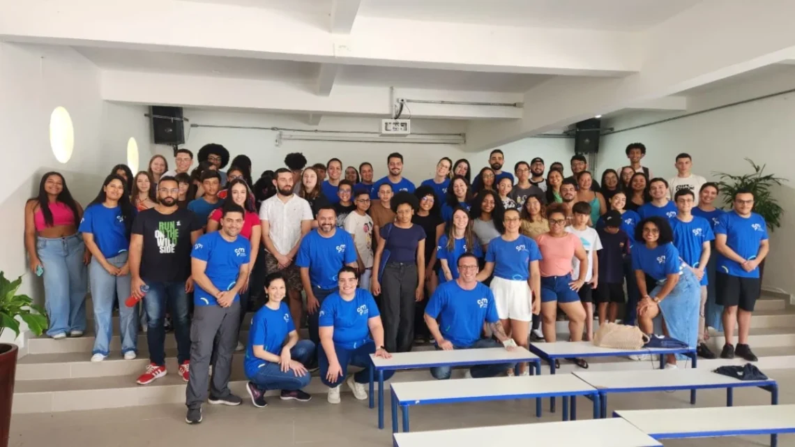 Voluntariado corporativo impulsiona acesso gratuito ao inglês para jovens de escolas públicas e bolsistas