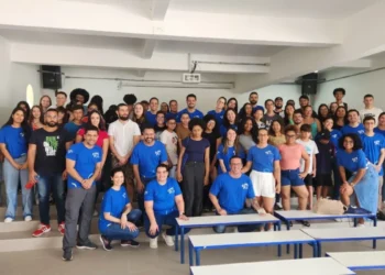 Voluntariado corporativo impulsiona acesso gratuito ao inglês para jovens de escolas públicas e bolsistas