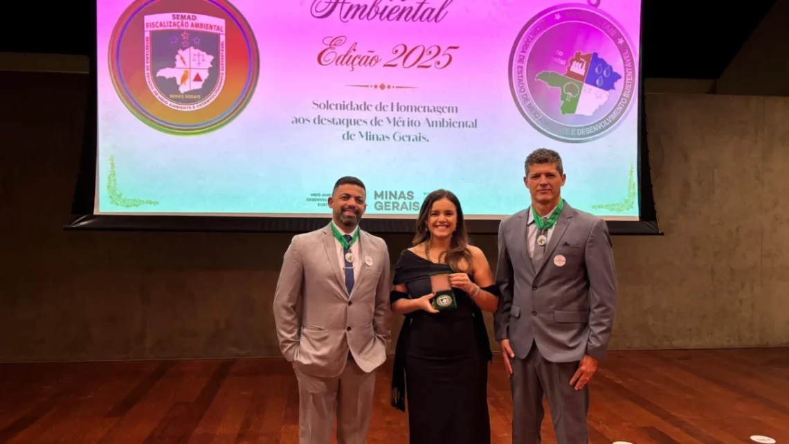 Representantes da Aperam BioEnergia recebem a Medalha do Mérito Ambiental. Imagem: Divulgação