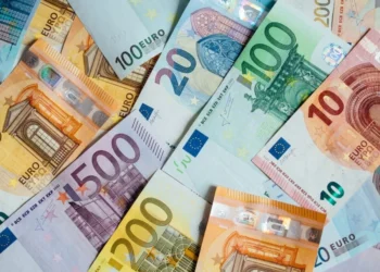 Zona do euro vê avanço de compras e vendas de títulos por bancos centrais