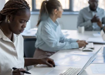 Presença de líderes pretos e pardos cresce 40% no setor de tecnologia