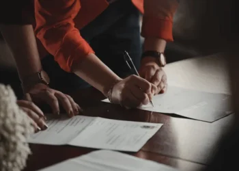 Tarifas dos EUA pressionam contratos internacionais: como blindar cláusulas e preservar relações comerciais