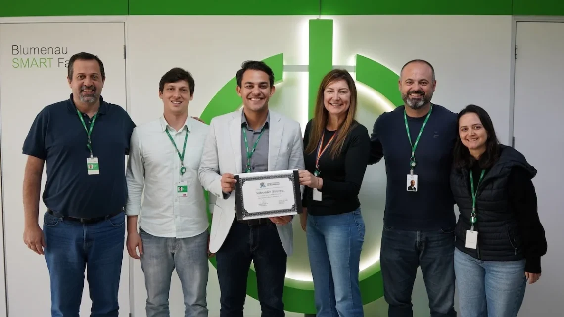 Guilherme Marcondes, diretor da unidade, e funcionários da planta em Blumenau (SC) seguram a Moção de Louvor
(Foto: Reprodução/Divulgação)