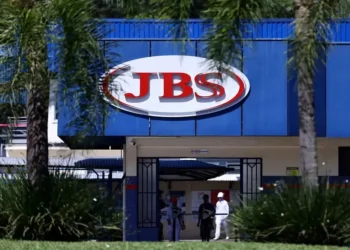 JBS fecha parceria com governo federal para contratar beneficiários do Bolsa Família