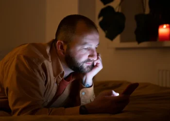 Inteligência Artificial e “hábito noturno” reconfiguram comportamento de compra online no Brasil