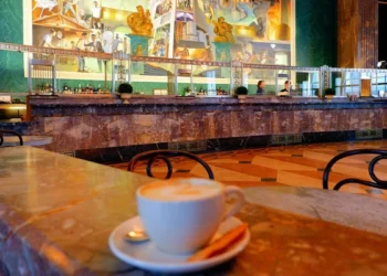 Café se aproxima de recorde em NY com impacto de tarifas e clima no Brasil