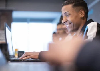 JA Brasil e StartSe lançam desafio nacional para jovens com foco em soluções criativas