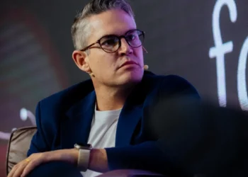 Foodservice brasileiro 2025: a corrida entre Dark Kitchens e Franquias