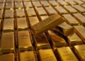 Ouro recua após atingir pico recorde de de US$ 3.702,95/oz
