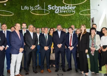 Schneider Electric e MDIC assinam acordo para acelerar a descarbonização industrial no Brasil