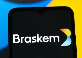 Ações da Braskem caem mais de 14% na Bolsa por problemas na estrutura de capital