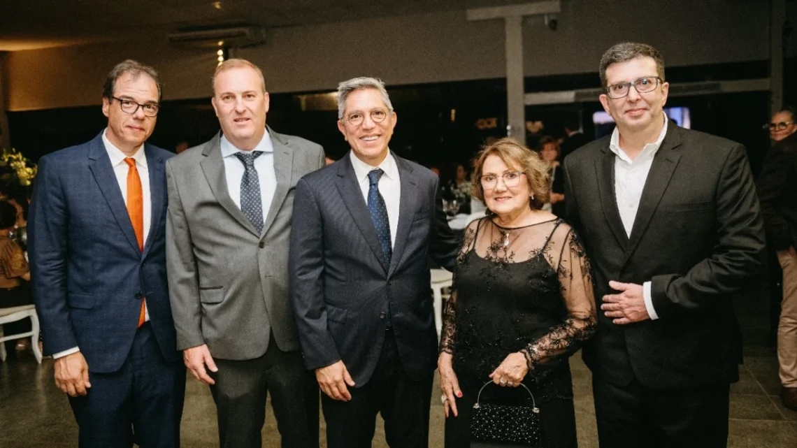 Flávio Maschietto (E), Hermes Schincariol Jr., Santiago Chamorro, Neusa Maria Vigorito e Rafael Santos
Divulgação