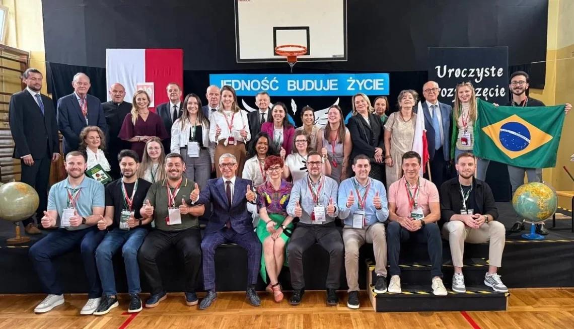 Comitiva da Youth Leadership Journey em escola da Polônia
Divulgação/Sicredi