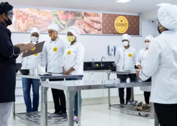 Boom de cursos profissionalizantes revela novo motor do mercado de trabalho