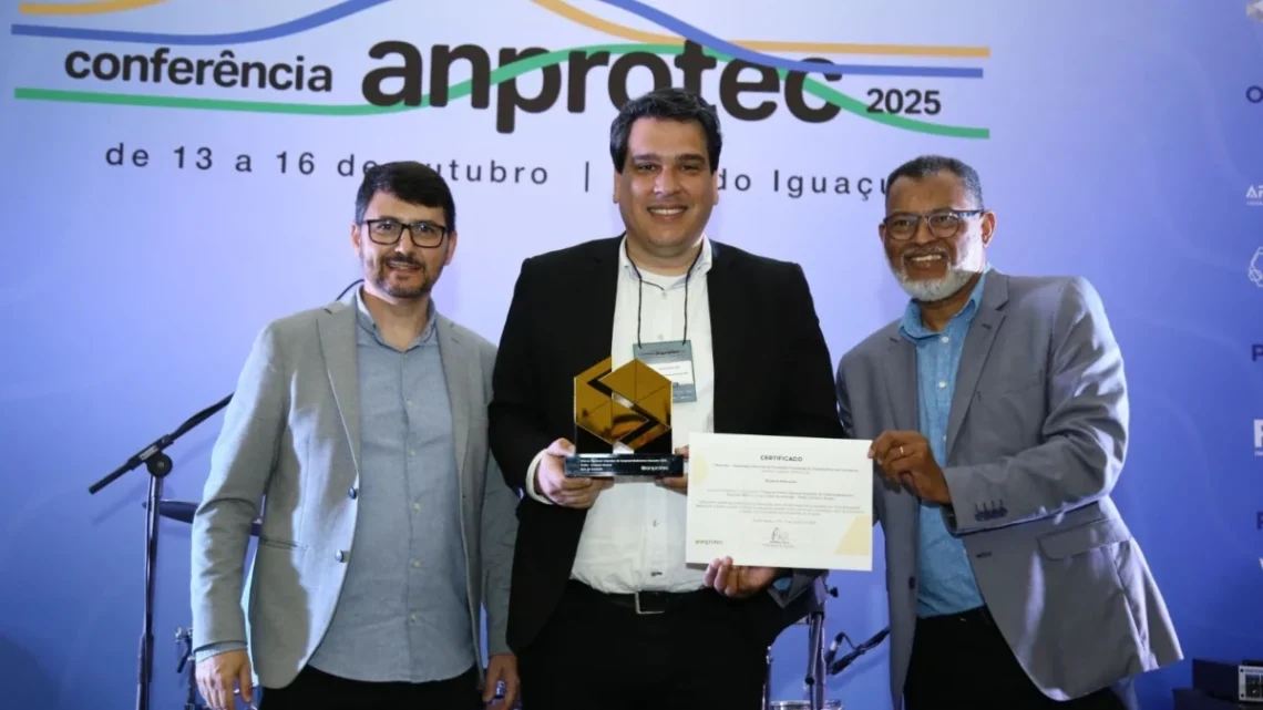 Alexandre Webber (reitor da Unioeste), Paulo Rocha (vice-presidente do Biopark) e José Marino (Separtec) com o prêmio Hub de Inovação da Anprotec
Anprotec