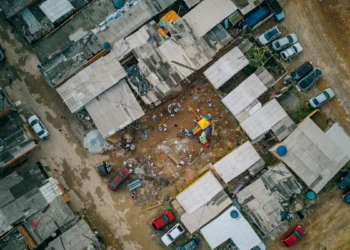 Crise climática expõe falta de obras preventivas em 60% das favelas, aponta estudo