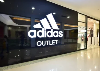Adidas prevê um impacto de US$ 140 milhões no lucro operacional devido às tarifas