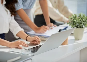 Trabalhadores “multiempresa” transformam o mercado e desafiam modelos tradicionais de gestão