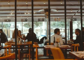 Bares e restaurantes sentem impacto da crise do metanol e registram queda nas vendas