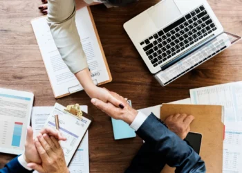 Empresas juniores impulsionam protagonismo jovem e antecipam entrada no mercado de trabalho