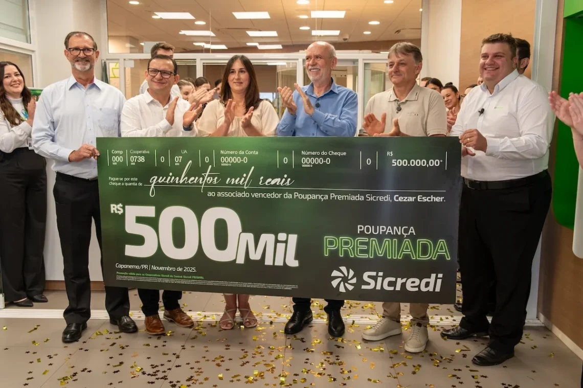 Ganhador do sorteio de R$ 500 mil da campanha Poupança Premiada, Cezar Escher recebeu o cheque simbólico na agência do Sicredi
Divulgação/Sicredi