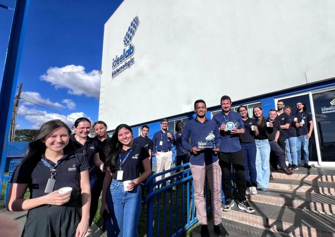 Equipe da Ideelab com o troféu de reconhecimento
Divulgação