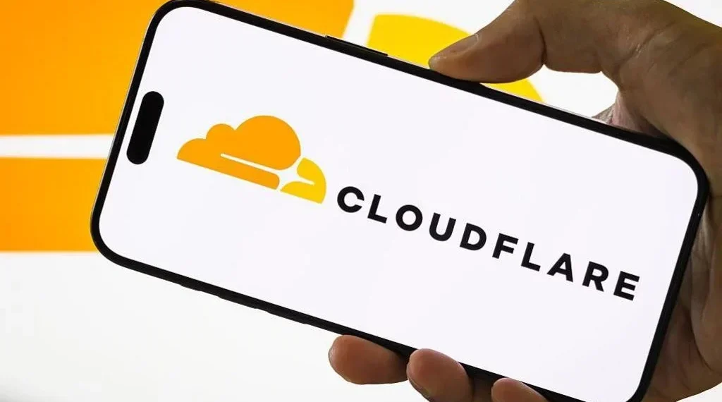 Ação da Cloudflare recua após pane global