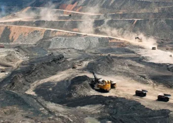 Minério de ferro sobe apoiado por compras chinesas e redução de oferta global