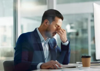 Disfunções tecnológicas prejudicam receita de dois em cada cinco negócios globais. IA surge como solução estratégica