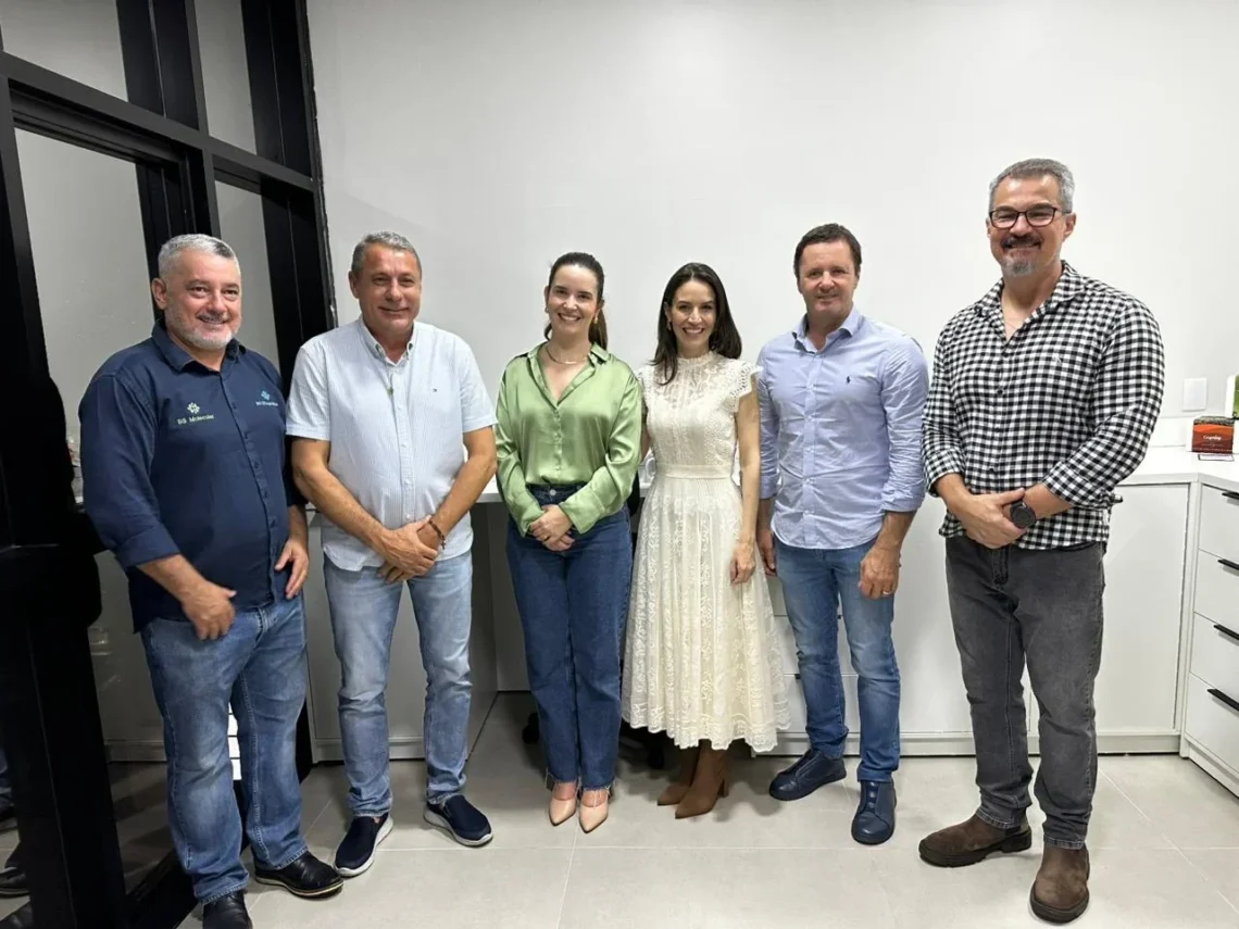 Riemer Souza, BS Diagnóstica, Aley Fernandez, Prefeito Sorriso, Vânia Pankievicz e Amanda Souza, GoGenetic Agro, Paulo Lucion, Sec. Des. de Sorriso e Clóvis Pícolo, Sec. de Agr. de Sorriso
Divulgaçã