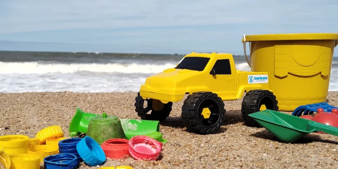 Plástico recolhido em mutirão vira brinquedo de Natal para crianças de projetos sociais em Itajaí