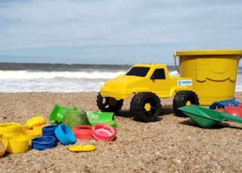 Plástico recolhido em mutirão vira brinquedo de Natal para crianças de projetos sociais em Itajaí