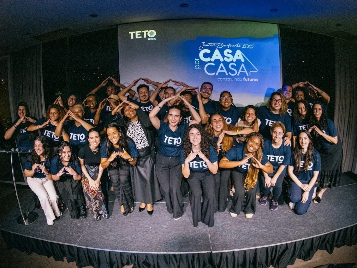 Equipe da TETO reunida durante o jantar beneficente, realizado na segunda-feira, 8 de dezembro, em São Paulo
Nego Jr. - Divulgação TETO Brasil