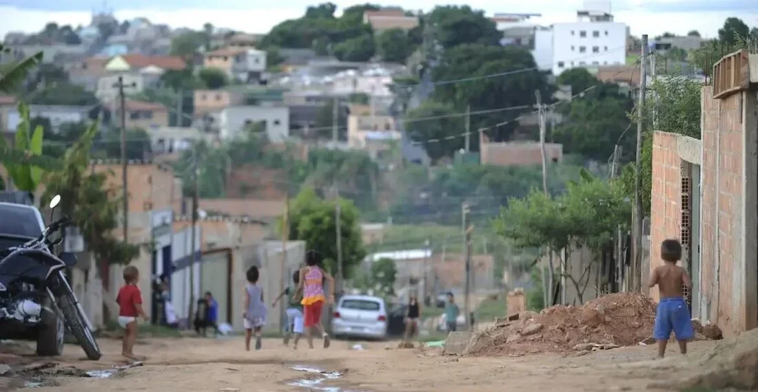 Pobreza recua no Brasil: 8,6 milhões saem da condição e 1,9 milhão deixam a miséria