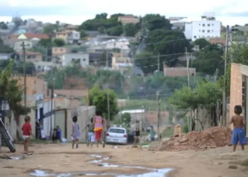 Pobreza recua no Brasil: 8,6 milhões saem da condição e 1,9 milhão deixam a miséria