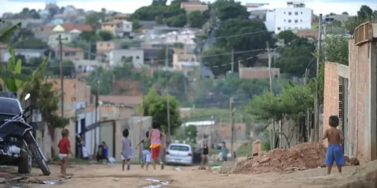 Pobreza recua no Brasil: 8,6 milhões saem da condição e 1,9 milhão deixam a miséria