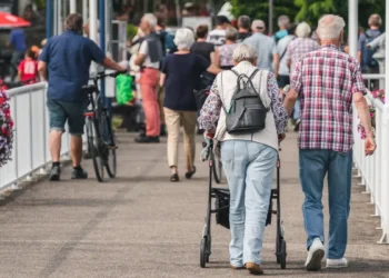 Expectativa de vida de brasileiros volta a subir, diz IBGE