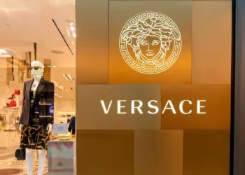 Capri Holdings conclui venda da Versace para o Prada Group por US$ 1,375 bilhão