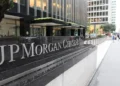 JPMorgan registra queda de lucro no 4º trimestre após ajustes ligados ao cartão da Apple