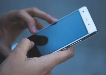 Celular concentra 79% das compras online e consolida m-commerce no Brasil