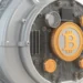Bitcoin em queda e entrada de capital em metais preciosos
