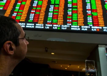 Ibovespa e dólar ficam estáveis com Copom, Fed e risco de greve
