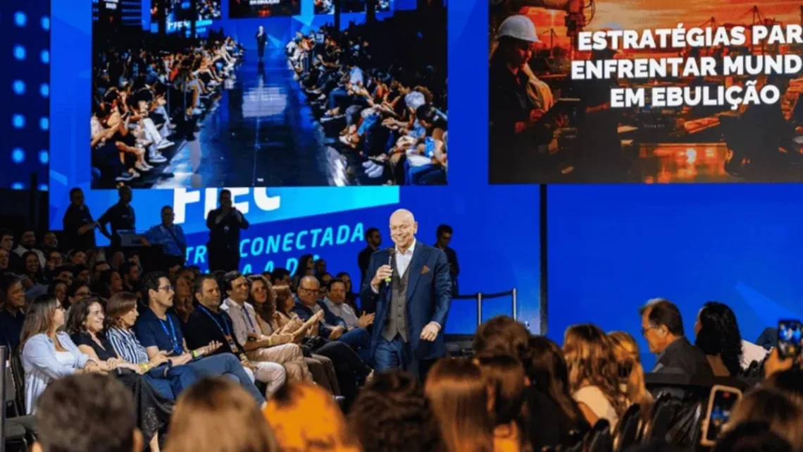 Palestra do historiador Leandro Karnal: FIEC também contou com a apresentação dos empresários João Adibe, CEO da Cimed; e Pedro Lima, presidente do Grupo 3corações (George Lucas/Divulgação)