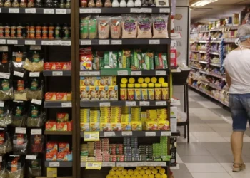 Ruptura em supermercados sobe para 13,2% em fevereiro e atinge itens básicos da cesta do brasileiro