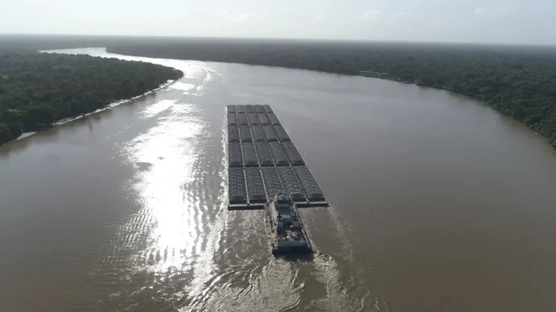 Hidrovias do Brasil trabalha no desenvolvimento do chamado Supercomboio, um conjunto de embarcações que passa de 35 para 50 barcaças (Hidrovias do Brasil/Divulgação)