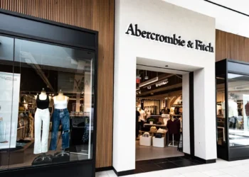 Abercrombie & Fitch adota postura prudente e prevê avanço limitado nas vendas