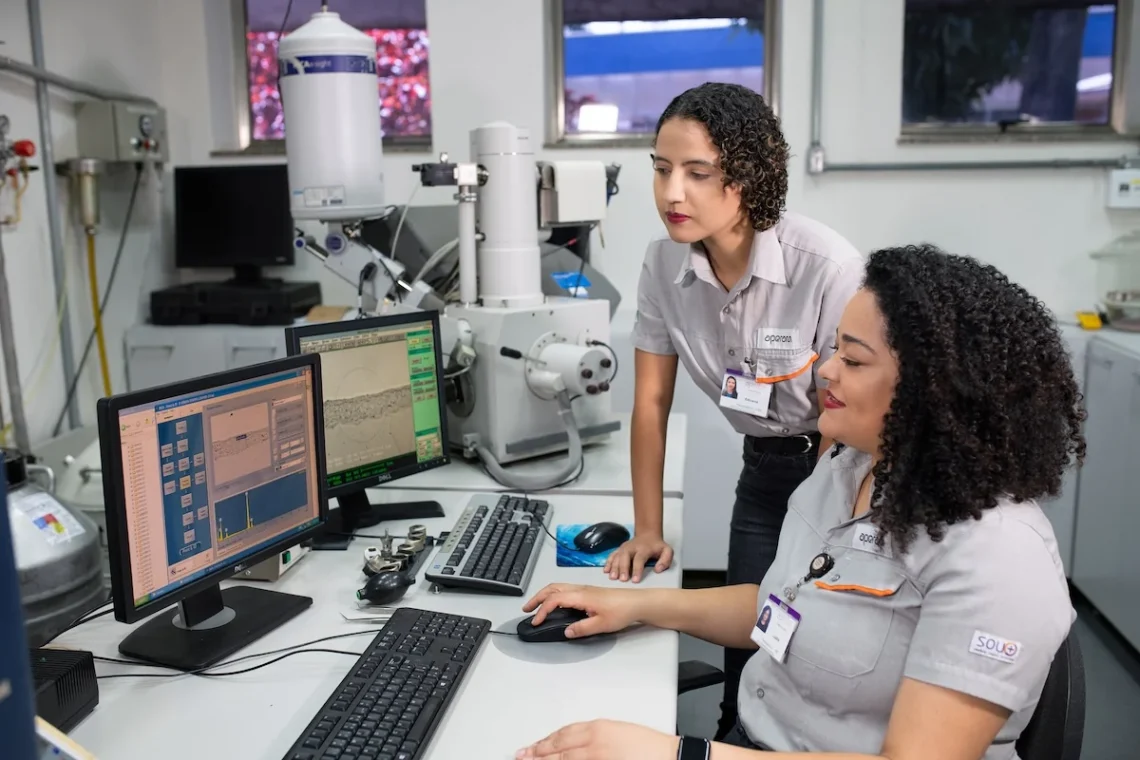 A engenheira metalurgista Luana Araújo Batista (à direita) trabalha no desenvolvimento de aços elétricos de grão orientado (GO)
Elvira Nascimento