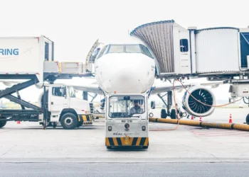 Real Aviation reduz mais de 720 toneladas de CO2 por ano com frota elétrica em Confins